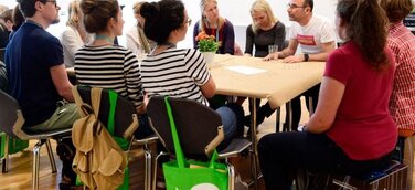 Auf der Wunschliste engagierter Ergotherapeut:innen Top eins: Das Besprechen und Diskutieren von Herzensthemen mit anderen Expert:innen. Die Freude über den ersten Live Ergotherapie-Kongress seit der Pandemie ist daher wirklich groß.