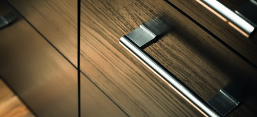 Universeller UV-Mehrschichtlack mit stabilem Glanzgrad: Neues, hochflexibles Materialsystem von CROMA LACKE