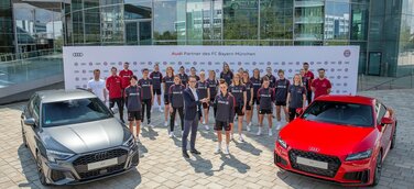 Mannschaftskapitänin Lina Gull nahm stellvertretend den ersten Autoschlüssel von Christian Schüller, Leiter Sport Marketing Fußball, in Empfang