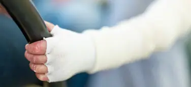 Hobbys oder Autofahren sind auch mit EB möglich: Ergotherapeut:innen sind Spezialist:innen, die sich am Alltag ihrer Patient:innen orientieren. Sie schauen immer sehr individuell – eine maßgebliche Voraussetzung, um den Alltag von Kindern oder Erwachsenen mit Epidermolysis bullosa bestmöglich zu gestalten.