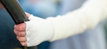 Hobbys oder Autofahren sind auch mit EB möglich: Ergotherapeut:innen sind Spezialist:innen, die sich am Alltag ihrer Patient:innen orientieren. Sie schauen immer sehr individuell – eine maßgebliche Voraussetzung, um den Alltag von Kindern oder Erwachsenen mit Epidermolysis bullosa bestmöglich zu gestalten.