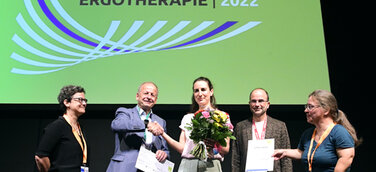 Die Ergotherapeutinnen Katja Stolte, Ursula Regner und Veronika Smalla erhalten für Ihre eingereichten Arbeiten den Innovationspreis Ergotherapie 2022.