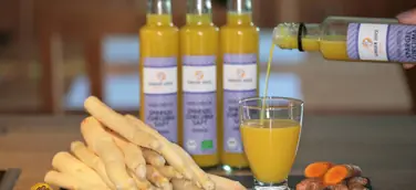Tolle Farbe und toller Geschmack: Spargel, Curcuma und Ingwer sind ein perfektes Team - im Glas und am Gaumen.