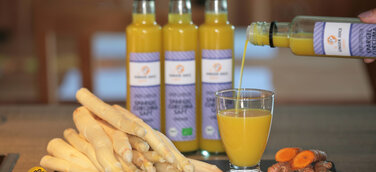 Tolle Farbe und toller Geschmack: Spargel, Curcuma und Ingwer sind ein perfektes Team - im Glas und am Gaumen.