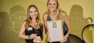 Anna Grießbaum (Kundenberatung Projektmanagement Verkauf Werbemittel) und Luisa Tschopp (Marketing Managerin) nehmen die Preise entgegen.