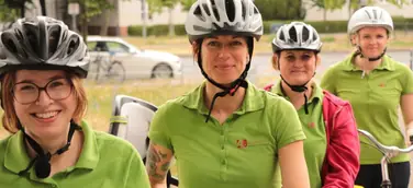 Umsteigen aufs Dienstrad für Klima und Gesundheit. Ergotherapeut:innen klügeln Pläne aus, um Dienstfahrten mit dem Auto zu reduzieren und Hausbesuche verstärkt mit dem Bike zu erledigen 