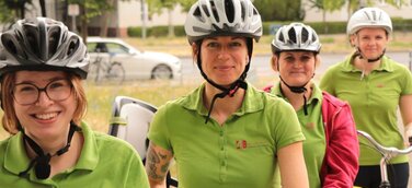 Umsteigen aufs Dienstrad für Klima und Gesundheit. Ergotherapeut:innen klügeln Pläne aus, um Dienstfahrten mit dem Auto zu reduzieren und Hausbesuche verstärkt mit dem Bike zu erledigen 