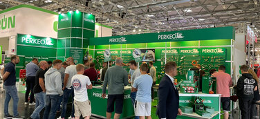 Interessierte Besucher am Messestand von PERKEO-WERK