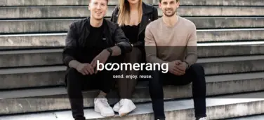 Gründer von Boomerang Marc Engelmann, Katharina Kreutzer, Christian Putz sitzen auf einer Betontreppe.