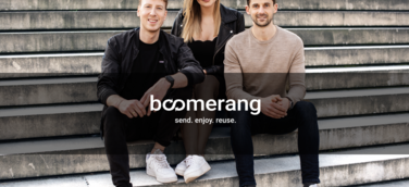 Gründer von Boomerang Marc Engelmann, Katharina Kreutzer, Christian Putz sitzen auf einer Betontreppe.
