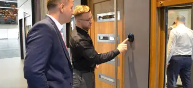 Auf der diesjährigen FENSTERBAU FRONTALE hat DRUTEX erstmals Smart Lock präsentiert. Damit können Eigenheimbesitzer ihre Tür bequem und unkompliziert zu einer smarten Tür aufrüsten.