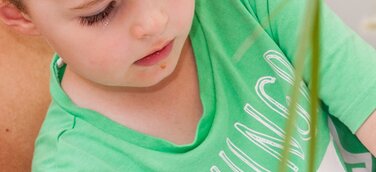 Deutschland und die Nachbarn kennen das Problem: Kinder, die in die Grundschule kommen, haben zunehmend Schwierigkeiten mit der Motorik und in der Folge mit dem Schreiben von Hand. Ergotherapeut:innen empfehlen: Kinder ganz viel malen, basteln, handarbeiten, handwerken lassen