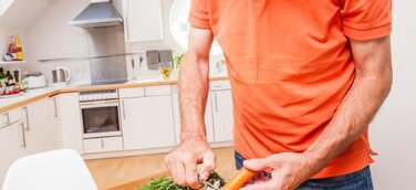 Pflegende Angehörige leisten Großartiges. Damit sich das Miteinander für alle Beteiligten gut anfühlt, beobachten Ergotherapeut:innen vor Ort, ob die Pflegenden ihren Angehörigen auch Handlungsfreiraum und eigene Aufgaben, etwa im Haushalt, zugestehen. Fühlen sich diejenigen mit Demenz kompetent und integriert, wirkt sich das positiv auf die Gesamtstimmung aus. 