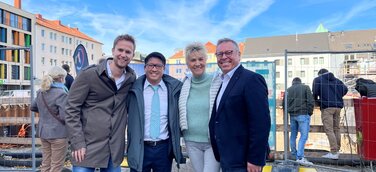 von links nach rechts: Raphael Wellen (Vorstand Pro Urban AG), Jeffy Tang (stellv. Vertriebsleiter Mikrowohnen KSK-Immobilien GmbH), Edwina Holtermann (Prokuristin/Vertrieb Pro Urban AG) und Klaus Hiekmann (Prokurist/Vertrieb Pro Urban AG)