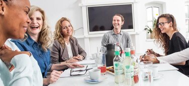 Ergotherapeut:innen schauen hinter die Kulissen, machen Muster von Macht, Unterdrückung und Diskriminierung sichtbar. Sie empfehlen, als Team zusammenzuhalten, in unangemessenen Situationen oder bei abwertenden Äußerungen Stellung zu beziehen und jedem Menschen die Möglichkeit zu geben, das eigene Potenzial zu entfalten. 