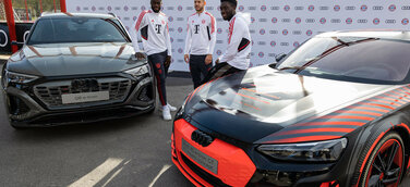 Dayot Upamecano, Lucas Hernández und Alphonso Davies (von links nach rechts) vom FC Bayern bei der Fahrzeugübergabe an der Säbener Straße