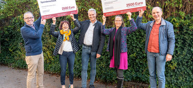 Fröhliche Spendenübergabe: (v. li.) Tim Kalbitzer (Senior Coach & Head of CRM, Culture Work GmbH), Heidemarie Ritter (1. Vorsitzende, Geretsrieder-Wolfratshauser-Tafel e.V.), Dr. Bernd Müssig (Geschäftsführer, Culture Work GmbH), Elke Burghardt (Assistentin der Geschäftsführung und Öffentlichkeitsarbeit, Inselhaus Kinder- und Jugendhilfe gemeinnützige GmbH) und Peter Neuhaus (Senior Coach, Culture Work GmbH)