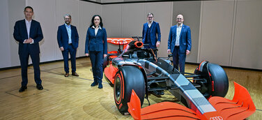 v.l.n.r.: Xavier Ros (Arbeitsdirektor und Personalvorstand AUDI AG), Peter Mosch (Betriebsratsvorsitzender Ingolstadt), Rita Beck (stellvertretende Betriebsratsvorsitzende Ingolstadt), Markus Duesmann (Vorstandsvorsitzender AUDI AG), Jörg Schlagbauer (stellvertretender Betriebsratsvorsitzender Ingolstadt und Vorsitzender des IG Metall Vertrauenskörpers bei Audi)