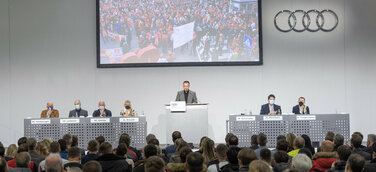 Auf der letzten Betriebsversammlung des Jahres forderte der Betriebsratsvorsitzende Rainer Schirmer vor der Neckarsulmer Belegschaft Klarheit für alle Werke der vier Ringe.