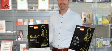 Marco Manna mit den Urkunden der Druck&Medien Awards 2022
