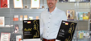 Marco Manna mit den Urkunden der Druck&Medien Awards 2022