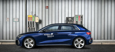 Viele Neufahrzeuge von Audi werden ab Werk mit den umweltschonenden Kraftstoffen R33 Blue Diesel und R33 Blue Gasoline ausgeliefert.
