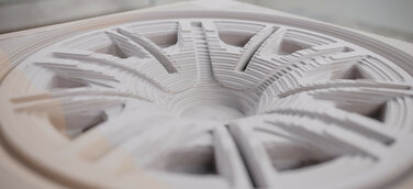 Es begann mit einem Zahlencode: Mittels Hightech-Fräse werden die Felgenentwürfe bei Audi Wirklichkeit.