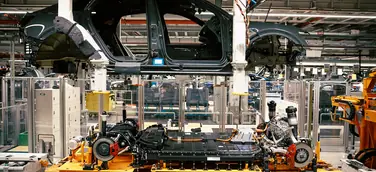 In Brüssel werden Fahrwerk, Getriebe, E-Maschine und Hochvoltbatterie in die Karosserie des Audi Q8 e-tron eingesetzt.