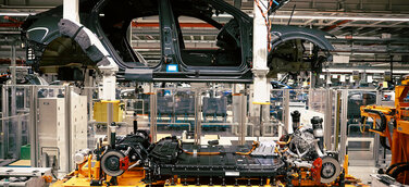 In Brüssel werden Fahrwerk, Getriebe, E-Maschine und Hochvoltbatterie in die Karosserie des Audi Q8 e-tron eingesetzt.
