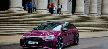 20 Jahre Audi RS 6: „Mehr als meinen RS 6 brauche ich nicht!“ - Diesem Auto können sie nicht widerstehen – das zeigen die drei Herren am Ende der Treppe auch durch ihren begeisterten Blick auf den RS 6 Avant in Beere Perleffekt.