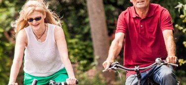 Mobilität hat einen enormen Einfluss auf die eigene Gesundheit und das Klima. Aufs Fahrrad umsteigen reduziert den ökologischen Fußabdruck; andere zu überzeugen und mitzureißen wirkt sich auf den Handabdruck aus. Diese und andere Aspekte gehören zu einer ergotherapeutischen klimasensiblen Beratung.