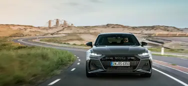Audi RS 6 Avant performance Fahraufnahme, Farbe: Nimbusgrau in Perleffekt