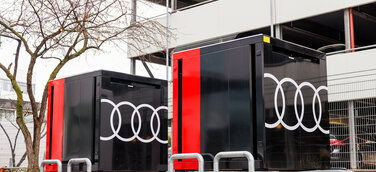 Zwei der drei Pufferspeicher am Standort Neckarsulm. Die Lade-Cubes speisen 72 neue Ladepunkte.