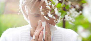 Frau mit allergischen Symptomen