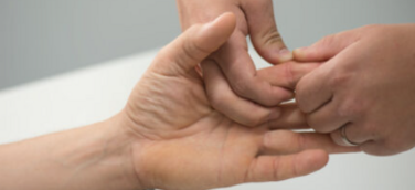 Ein Teil der ergotherapeutischen Behandlung bei Rhizarthrose ist die manuelle und funktionelle Therapie