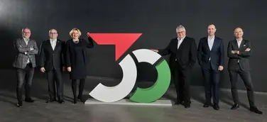 Von links nach rechts: Robert Buttenhauser, Vorstandsmitglied Produktion Antriebe, György Nagy, Betriebsratsvorsitzender der Audi Hungaria, Kinga Németh, Vorstandsmitglied für Personal und Organisation, Alfons Dintner, Vorsitzender des Vorstands, Dr. Patrick Heinecke, Vorstandsmitglied Finanz, IT, Beschaffung und Compliance und Zoltán Les, Vorstand Produktion Fahrzeuge