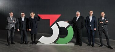 Von links nach rechts: Robert Buttenhauser, Vorstandsmitglied Produktion Antriebe, György Nagy, Betriebsratsvorsitzender der Audi Hungaria, Kinga Németh, Vorstandsmitglied für Personal und Organisation, Alfons Dintner, Vorsitzender des Vorstands, Dr. Patrick Heinecke, Vorstandsmitglied Finanz, IT, Beschaffung und Compliance und Zoltán Les, Vorstand Produktion Fahrzeuge