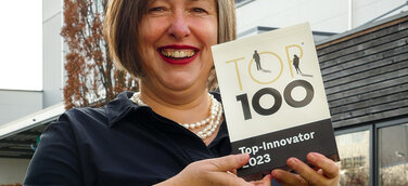 CEO Dr. Antje Eckel vor dem Firmengebäude im rheinland-pfälzischen Niederzissen