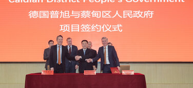 Nach der Unterzeichnung (vorne von links nach rechts): Kaya Busch, Miteigentümer und Co-CEO von Busch Vacuum Solutions, Yu Congbin, Bürgermeister des Caidian Districts, Sami Busch, Miteigentümer und Co-CEO von Busch Vacuum Solutions. (Hintere Reihe zwischen Kaya Busch und Yu Congbin): Jonathan Schoo, Vizepräsident - AHK Greater China (Auslandshandelskammer, Vertretung der deutschen Wirtschaft in China). 