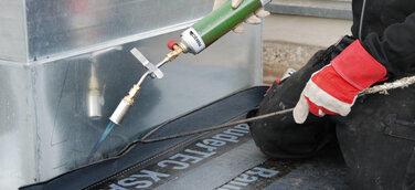 Der neue PERKEO UPSIDE Gaskartuschen-Kanten-Aufschweißbrenner in der Anwendung