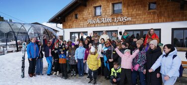 Kinder, Eltern und Initiator Goar B haben Spaß auf der Hochalm