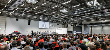 Betriebsversammlung Neckarsulm: „Es geht nicht ums Wollen, es geht ums Machen.“ Alexander Reinhart, stellvertretender Betriebsratsvorsitzender: „Die Neckarsulmer_innen haben eine klare Zukunftsperspektive in Form von Zusagen für E-Modelle verdient.“