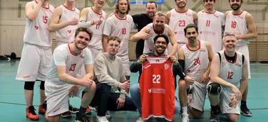 Kevin Siger (Mitte) Basketball Mannschaft VfB Hallbergmoos