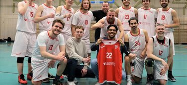 Kevin Siger (Mitte) Basketball Mannschaft VfB Hallbergmoos