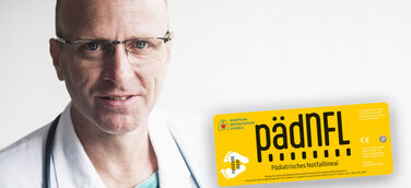 Prof. Jost Kaufmann mit dem pädiatrischen Notfalllineal