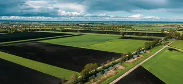 Moorschutz mittels Klimazertifikaten Die von der Audi Stiftung für Umwelt geförderte Machbarkeitsstudie „CO2-regio“ hat untersucht, wie sich Maßnahmen zur Wiedervernässung in Bayerns größtem Niedermoor Donaumoos mit den Bedürfnissen ortsansässiger Landwirtschaftsbetriebe vereinbaren ließen.