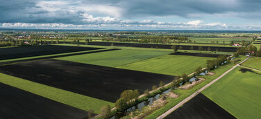 Moorschutz mittels Klimazertifikaten Die von der Audi Stiftung für Umwelt geförderte Machbarkeitsstudie „CO2-regio“ hat untersucht, wie sich Maßnahmen zur Wiedervernässung in Bayerns größtem Niedermoor Donaumoos mit den Bedürfnissen ortsansässiger Landwirtschaftsbetriebe vereinbaren ließen.