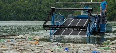 Gegen Müll im Wasser Die Audi Stiftung für Umwelt und die Ferry-Porsche-Stiftung wollen durch ein neues, langfristiges Clean-up-Projekt des Green-Start-up everwave einen Beitrag für saubere Flüsse und Gewässer in Thailand leisten. Bereits in 2022 haben sich die Partner zusammengeschlossen und gemeinsam mehr als 69 Tonnen Müll mit Hilfe eines Müllsammelbootes aus dem Fluss Alt in Rumänien gesammelt. Das Bild zeigt diese Clean-up-Mission.