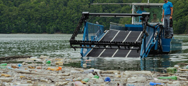 Gegen Müll im Wasser Die Audi Stiftung für Umwelt und die Ferry-Porsche-Stiftung wollen durch ein neues, langfristiges Clean-up-Projekt des Green-Start-up everwave einen Beitrag für saubere Flüsse und Gewässer in Thailand leisten. Bereits in 2022 haben sich die Partner zusammengeschlossen und gemeinsam mehr als 69 Tonnen Müll mit Hilfe eines Müllsammelbootes aus dem Fluss Alt in Rumänien gesammelt. Das Bild zeigt diese Clean-up-Mission.