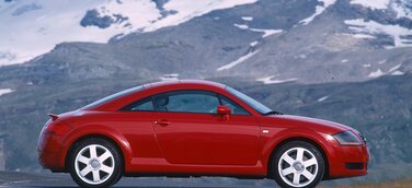 Zeitlose Designikone: Der Audi TT wird 25 Jahre Das Audi TT Coupé der ersten Generation (Aufnahme in den Bergen).